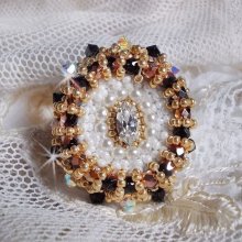 Bague Noir Sacré brodée avec des cristaux : navette et toupies, perles rondes nacrées Blanches à laquelle s’ajoute des facettes en verre de bohème Jet Capri Gold et rocailles sur une bague réglable